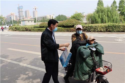 客服大厅门口发放1_副本.jpg