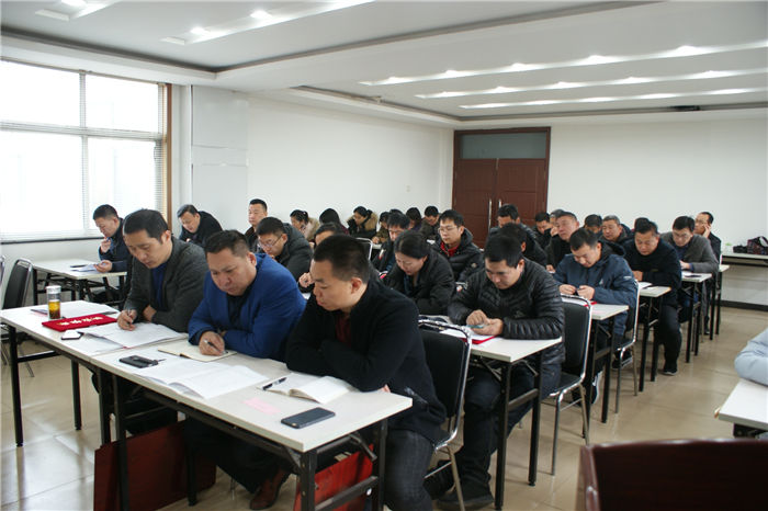 参会人员认真学习.jpg