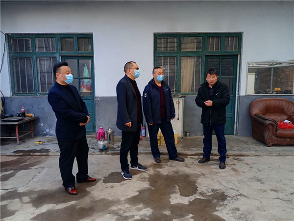 公司领导节前慰问一线员工.jpg